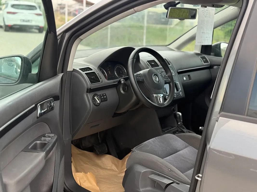 Volkswagen Touran - fotografie 5