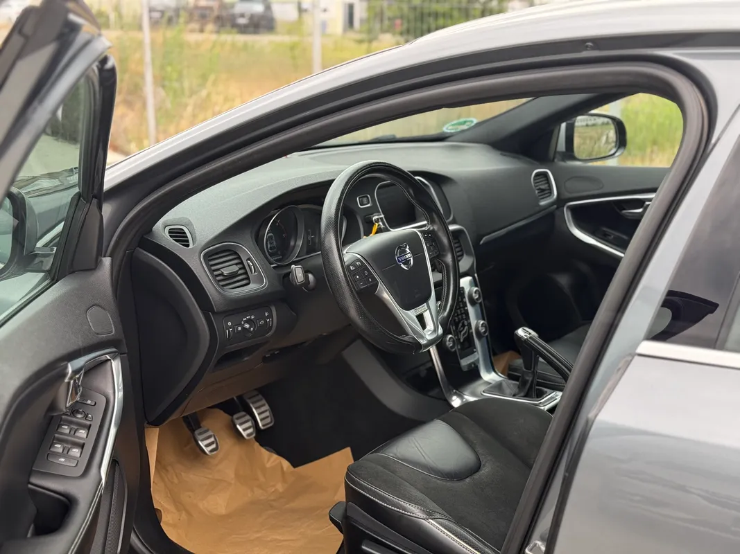 Volvo V40 2.0 d4 r-design - fotografie 5