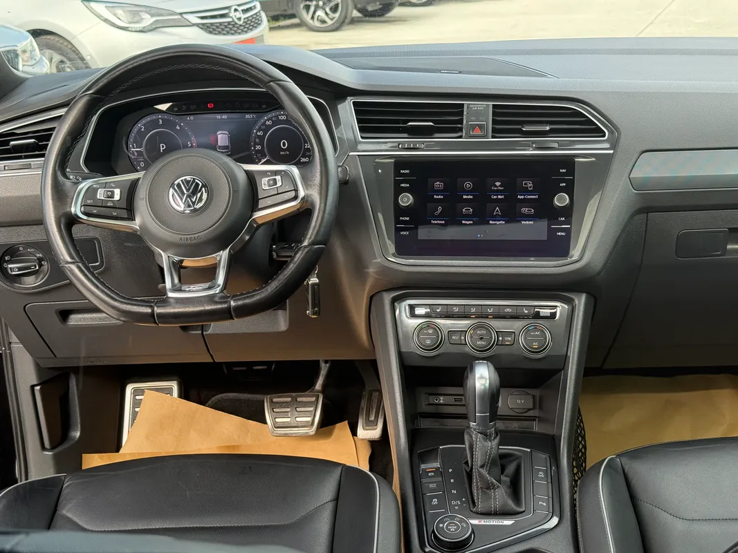 Volkswagen Tiguan r-line bi-tdi - fotografie 9
