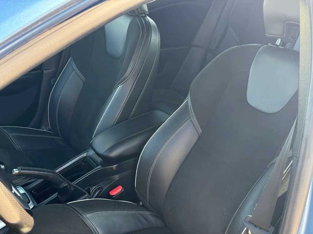 Volvo V40 R-Design - fotografie 4